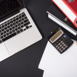 an-overhead-view-of-laptop-file-folders-calculator-pencils-and-paper-on-black-background Fond photo créé par freepik - fr.freepik.com
