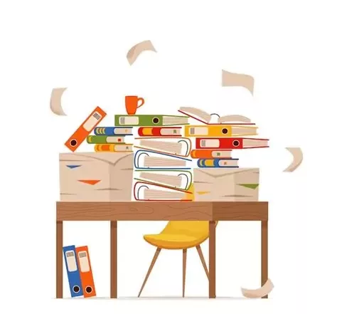 table envahie par une pile de papiers, classeurs et dossiers